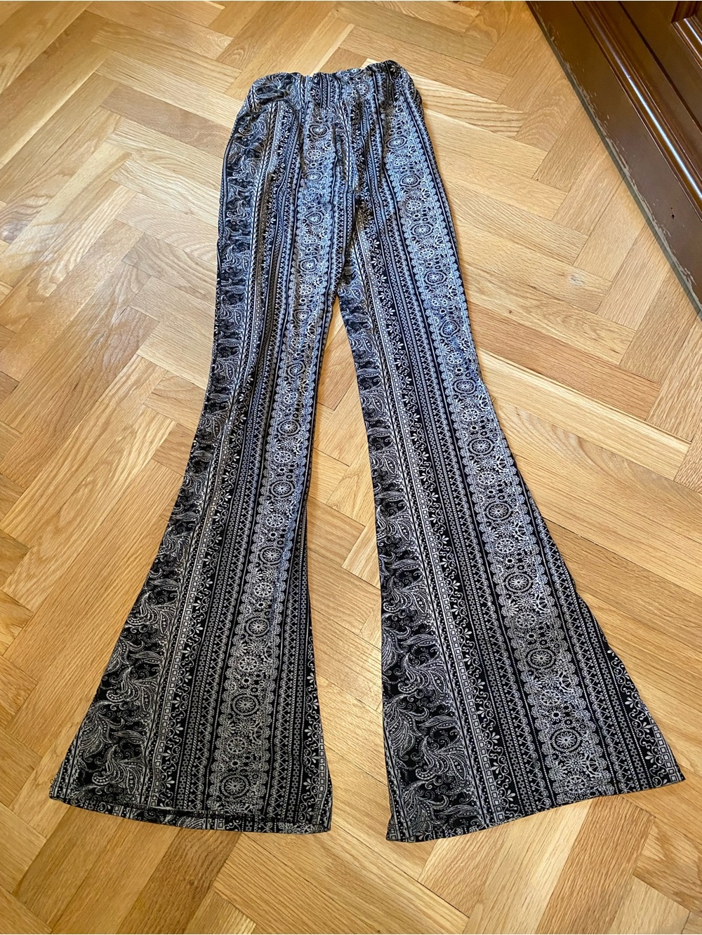 Women’s Black & White Patterned Flare Legging Pants